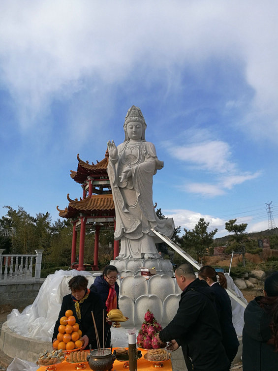 féliciter la pierre de haobo sur l'installation de la statue de Bouddha avec succès